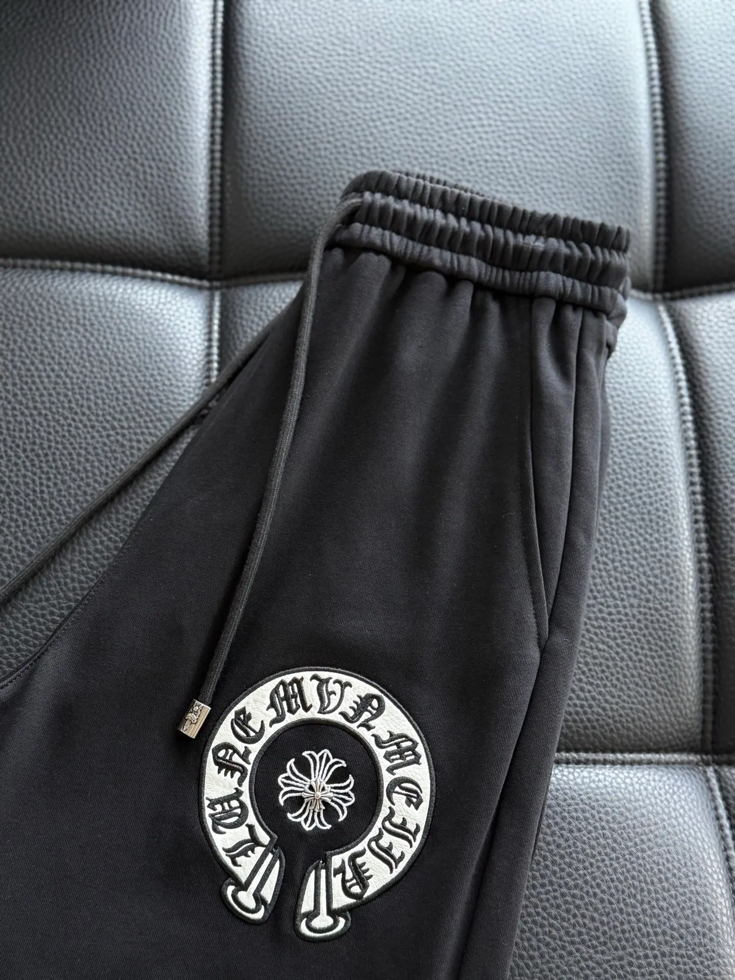 P486 ChromeHearts ChromeHearts terry trousers, pursuit of quality and absolute guarantee of quality! The texture is clearly visible, the texture is soft, delicate and smooth, and the customized three-dimensional embroidery and leather craftsmanship are full of drape! The workmanship is fine and the shoulder lines are smooth. All imported chain machines are used to make the shoulder rolling strips. It has a certain thickness and is not made of cheap material but has a shiny feel that is comfortable and not tight on the upper body. It is the most avant-garde street item that can be easily matched by both men and women!  Color: black white Size: m-3xl Style number: 3750